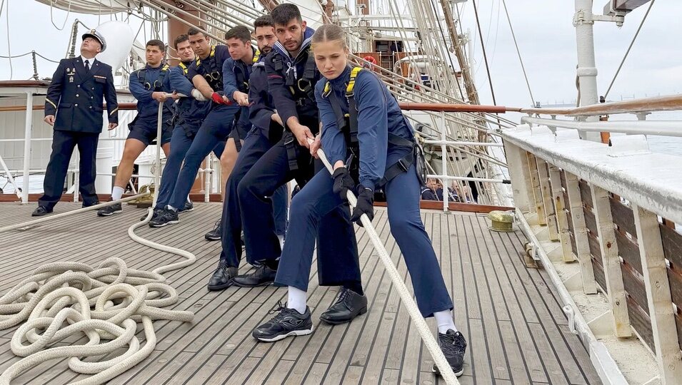La Princesa Leonor tirando de una cuerda junto a sus compañeros en el Juan Sebastián de Elcano