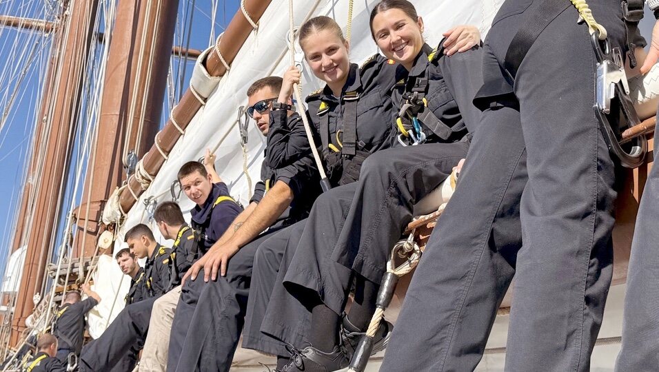 La Princesa Leonor posa muy sonriente junto a una compañera guardiamarina en el Elcano