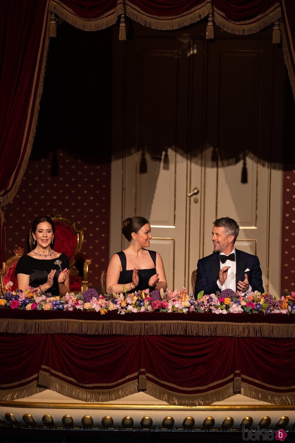 Isabella de Dinamarca en la celebración de su 18 cumpleaños con sus padres en el Teatro Real de Copenhague