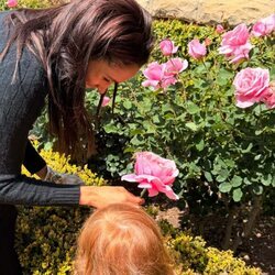 Meghan Markle y la Princesa Lilibet cogiendo rosas en su jardín