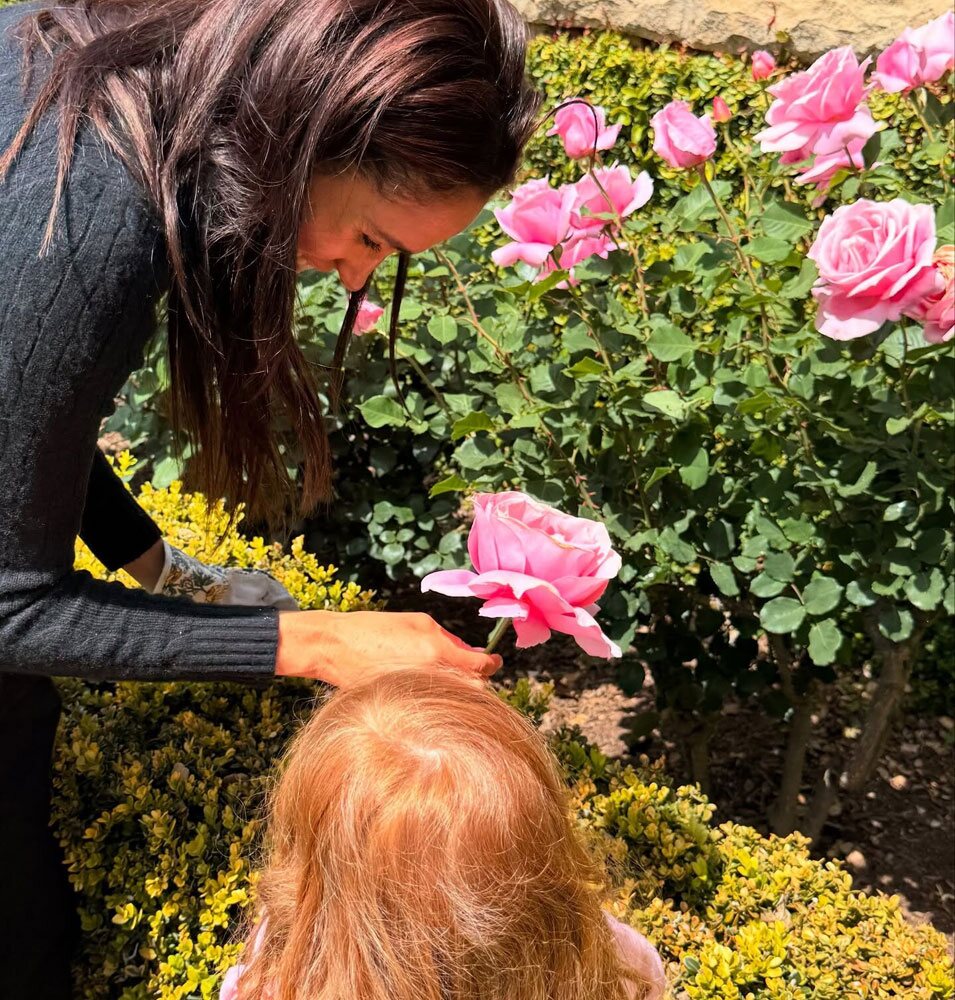 Meghan Markle y la Princesa Lilibet cogiendo rosas en su jardín