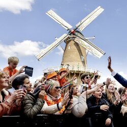 Guillermo Alejandro de Holanda saludando a la gente en el Día del Rey 2025 en Doetinchem 