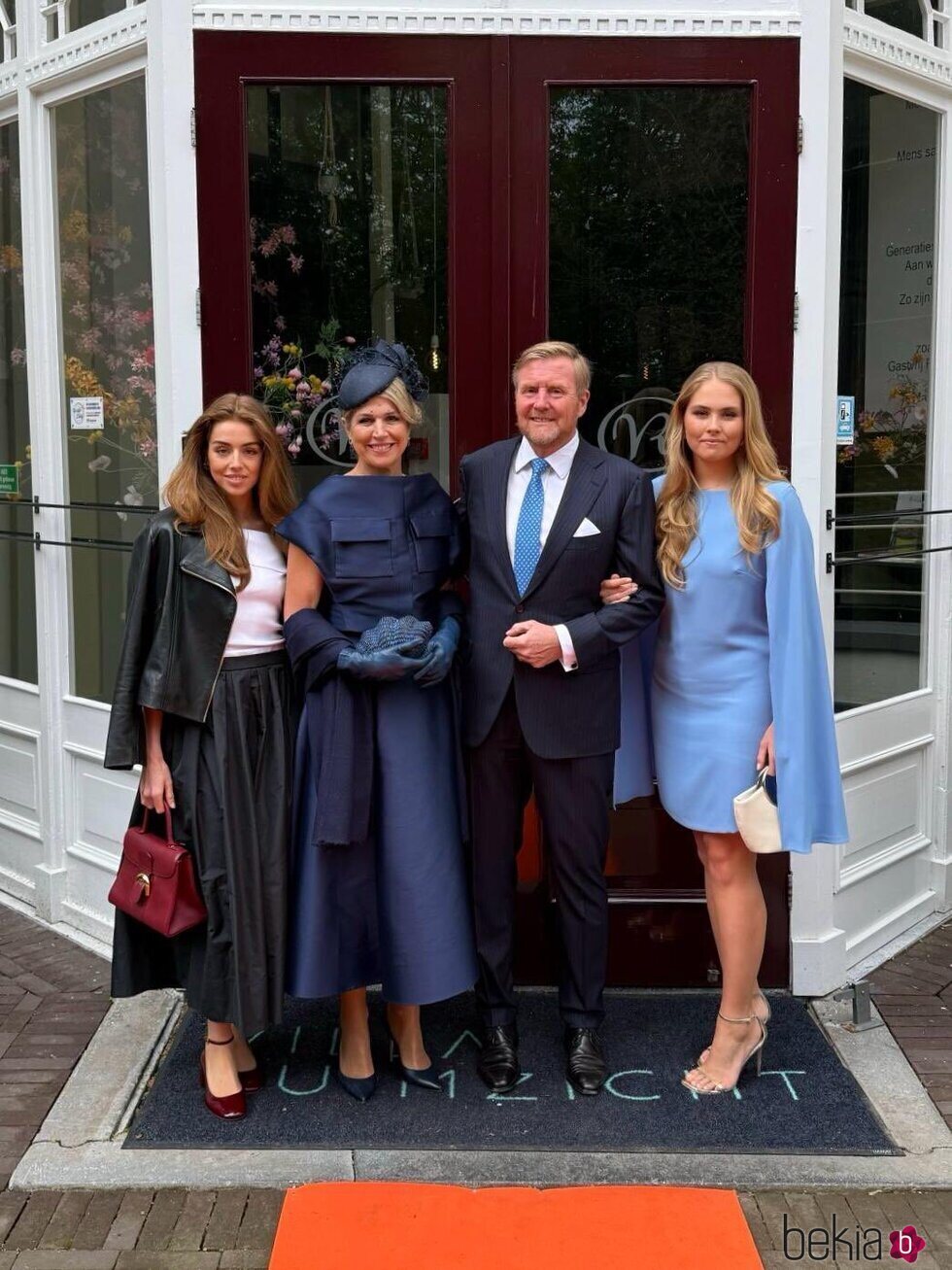 Guillermo Alejandro y Máxima de Holanda y sus hijas Amalia y Alexia de Holanda en el Día del Rey 2025 en Doetinchem