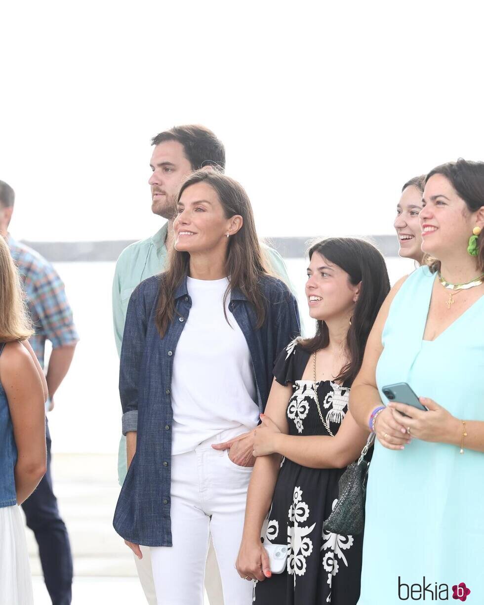 La Reina Letizia espera expectante el desembarco de la Princesa Leonor en Panamá