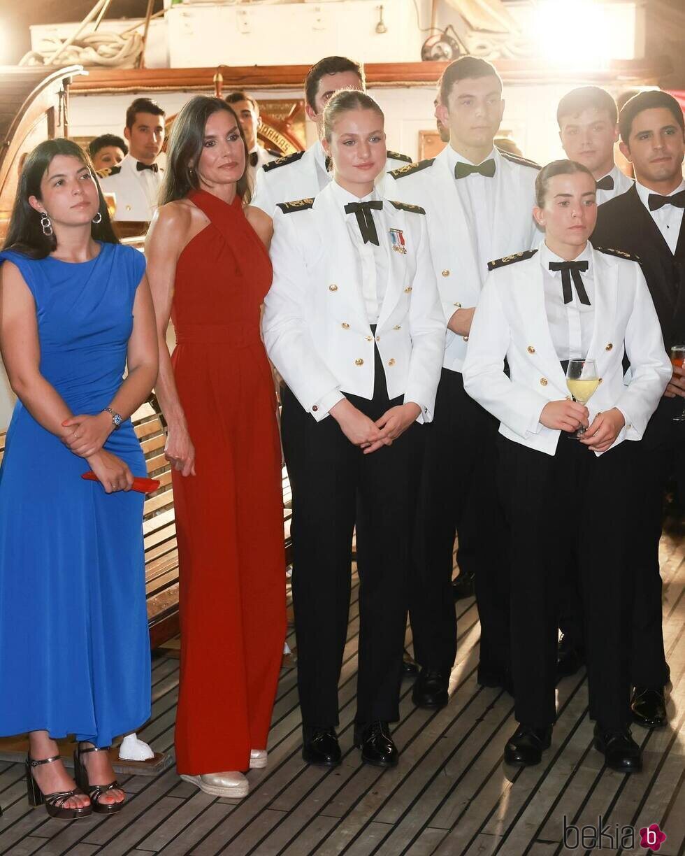 La Reina Letizia, la Princesa Leonor y demás invitados en la recepción ofrecida en el Elcano en Panamá