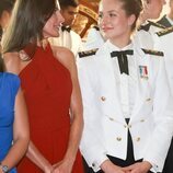La Reina Letizia y la Princesa Leonor se miran con cariño en la recepción en el Elcano en Panamá