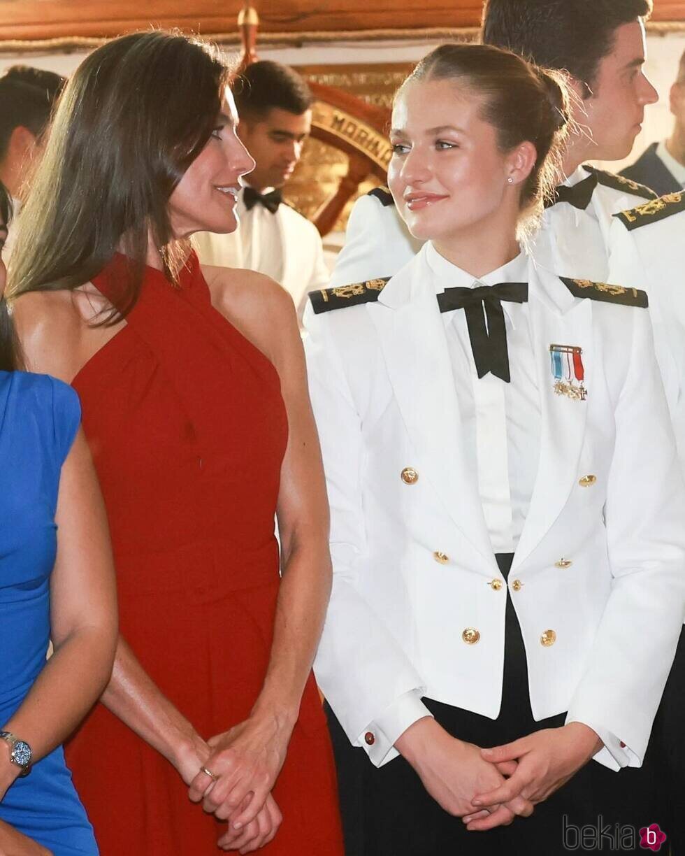 La Reina Letizia y la Princesa Leonor se miran con cariño en la recepción en el Elcano en Panamá