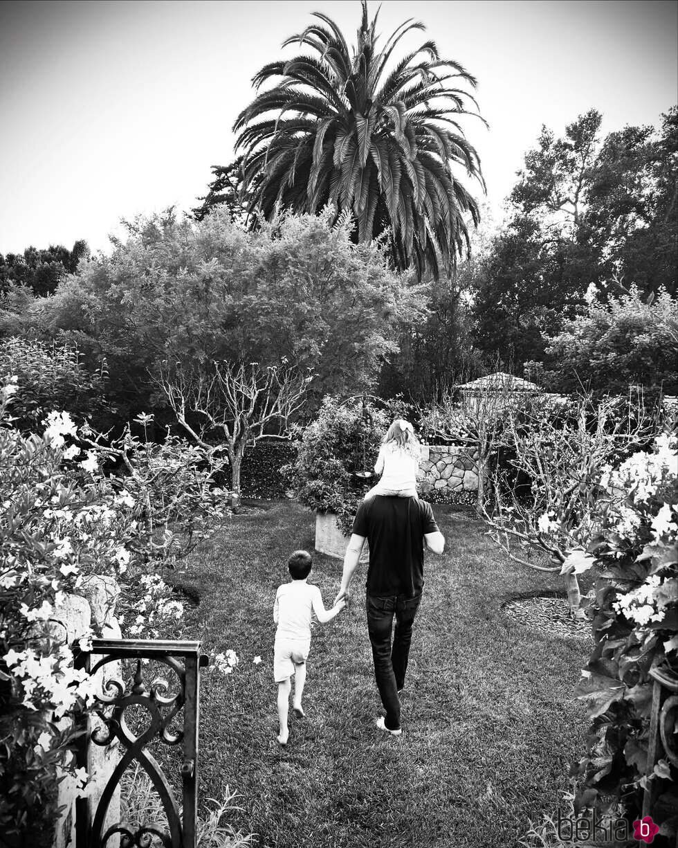 El Príncipe Harry con sus hijos Archie y Lilibet caminando juntos en su jardín