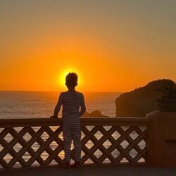 El Príncipe Archie viendo una puesta de sol en su cumpleaños