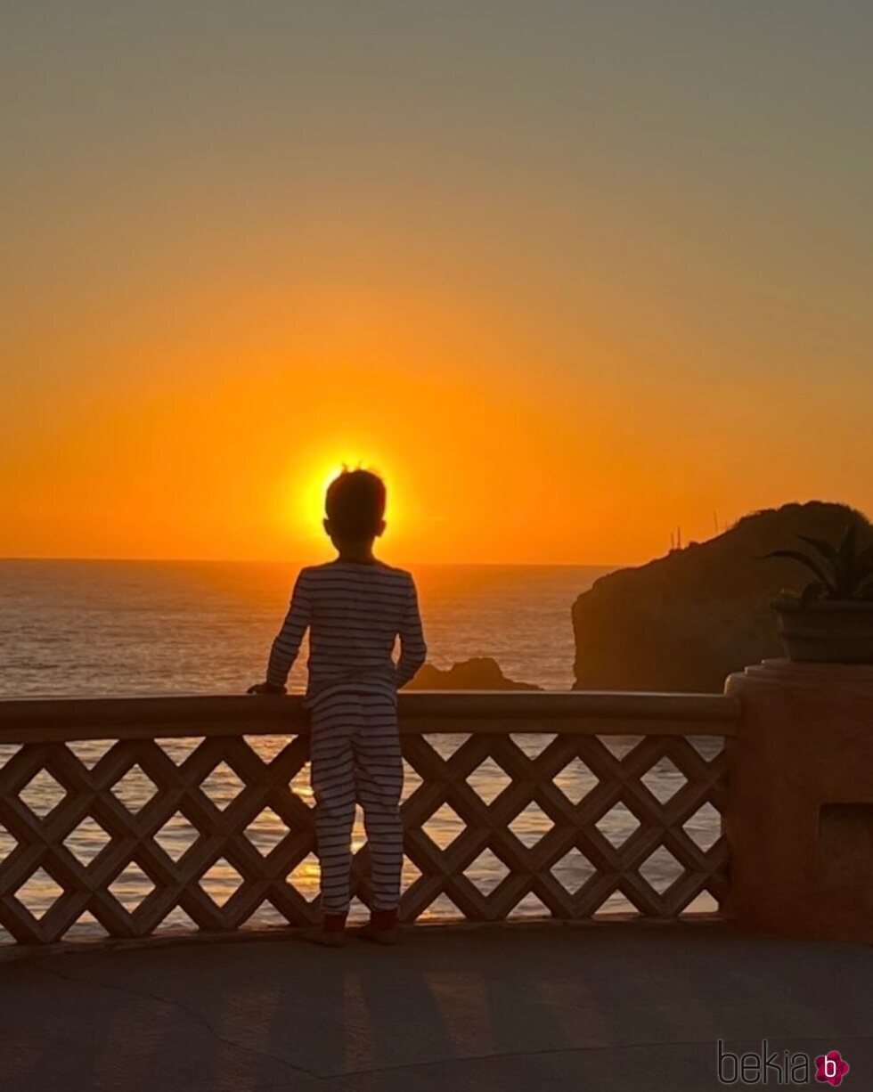 El Príncipe Archie viendo una puesta de sol en su cumpleaños