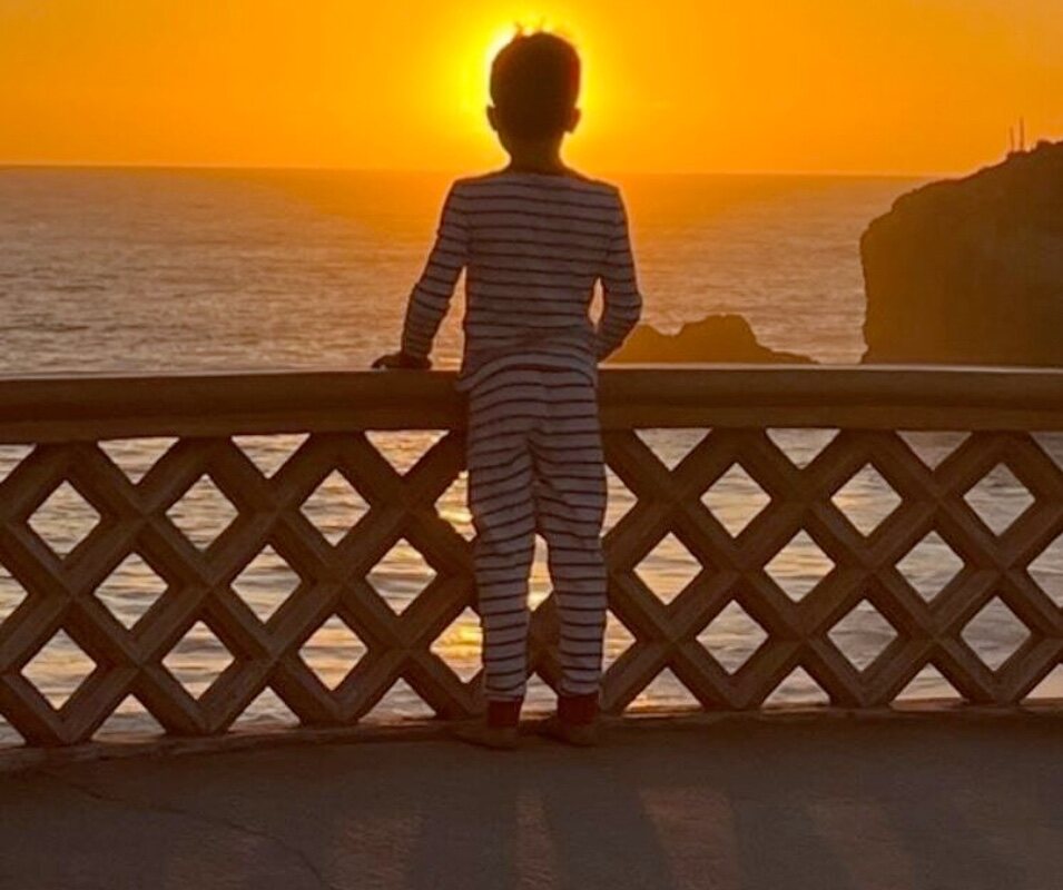 El Príncipe Archie viendo una puesta de sol en su cumpleaños
