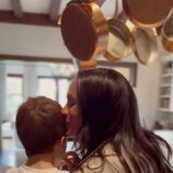 Meghan Markle besa a su hijo Archie en un día cocinando juntos