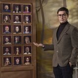Juanra Bonet ante los retratos de los participantes de 'Traitors España'