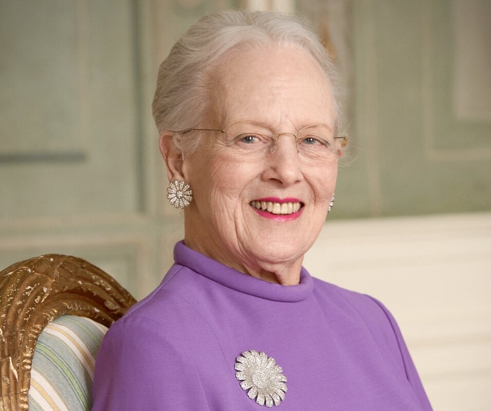 Margarita de Dinamarca en su 85 cumpleaños con su broche Daisy