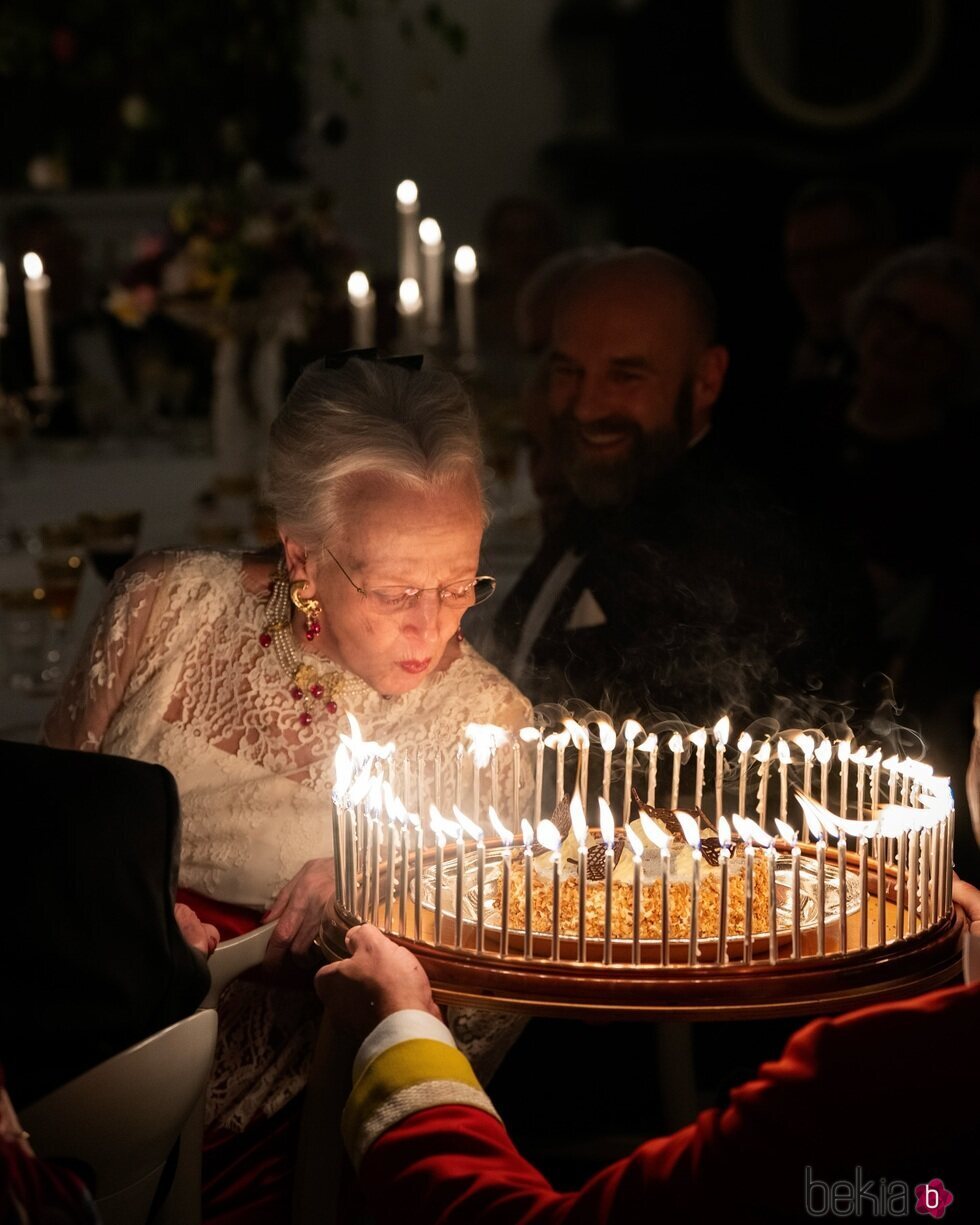 Margarita de Dinamarca soplando las velas de su tarta por su 85 cumpleaños