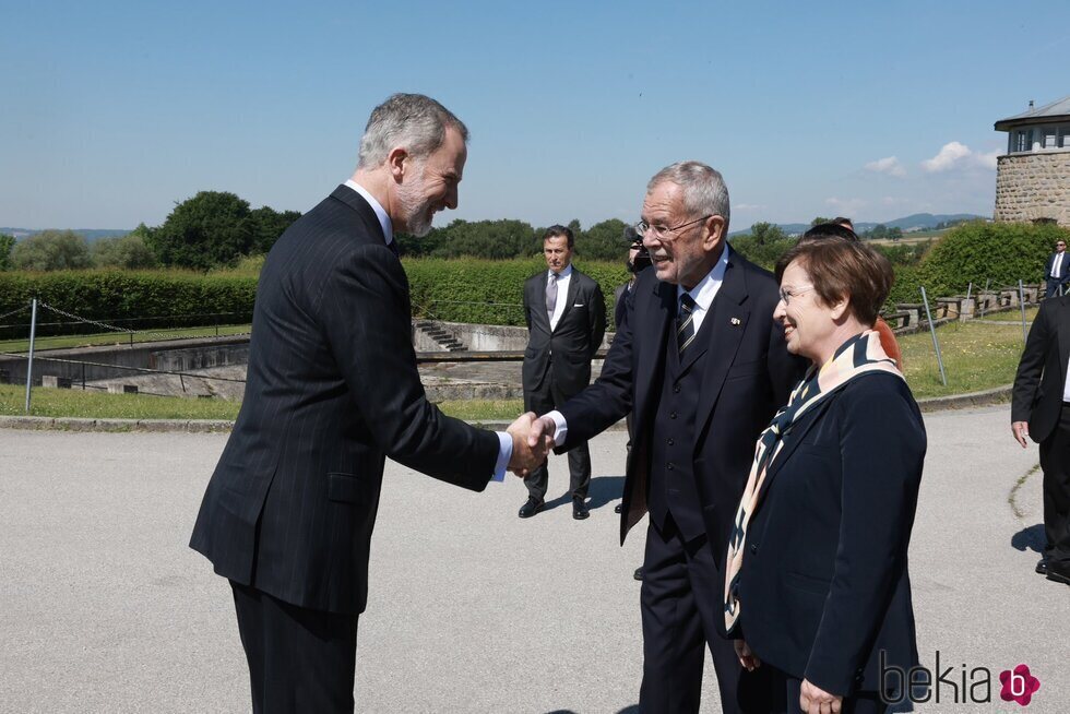 El Rey Felipe VI saluda al Presidente de Austria y a su esposa conmemoración del 80 aniversario de la liberación del Campo de Concentración de Mauthausen