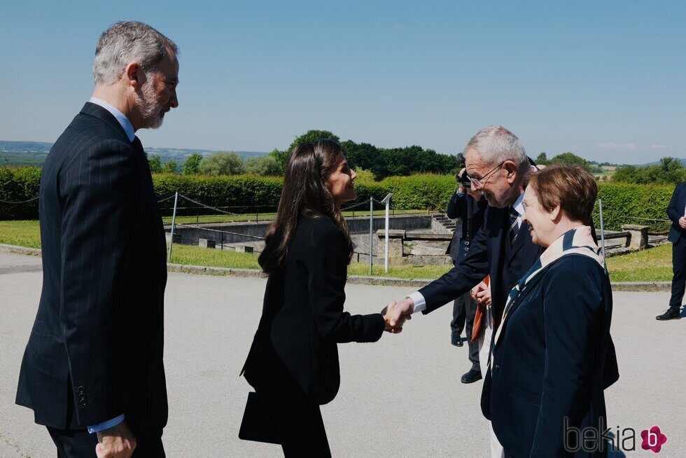 La Reina Letizia saluda al Presidente de Austria y a su esposa conmemoración del 80 aniversario de la liberación del Campo de Concentración de Mauthausen