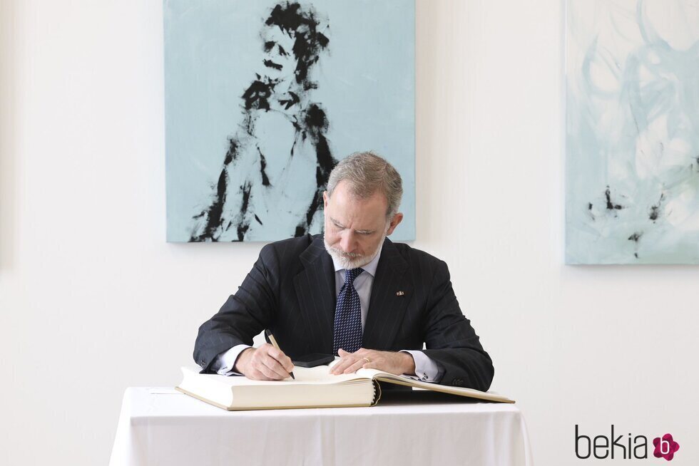 El Rey Felipe VI firmando en el libro de recuerdo a las víctimas del campo de concentración de Mauthausen