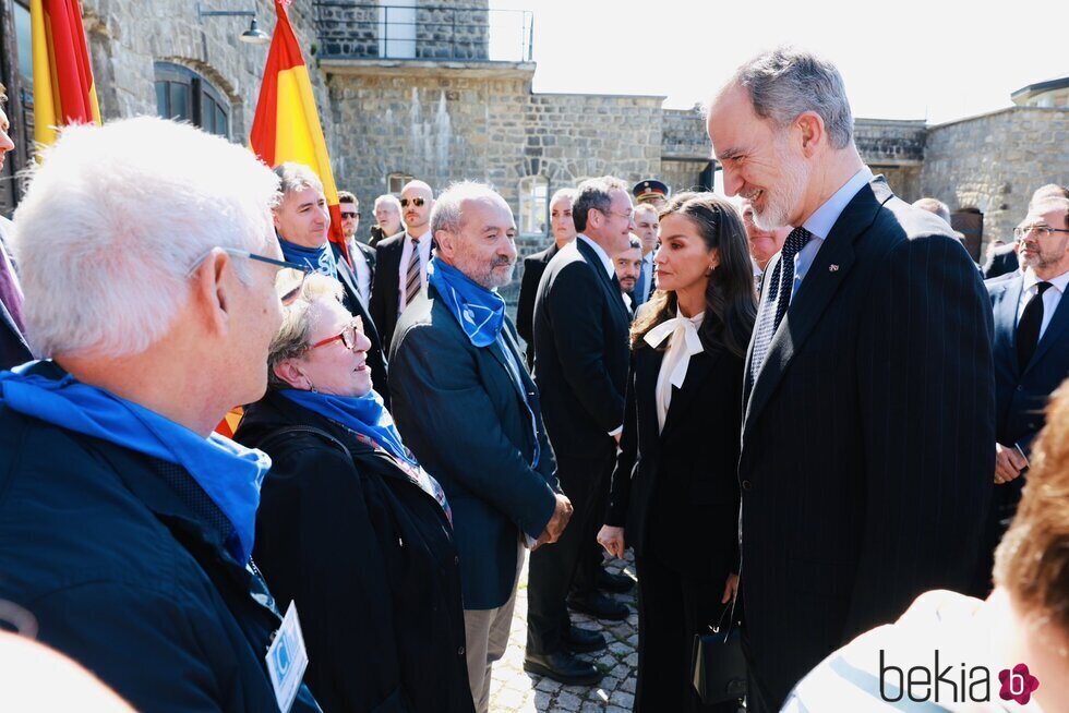 Los Reyes Felipe y Letizia con miembros de Amical en el 80 aniversario de la liberación de Mauthausen