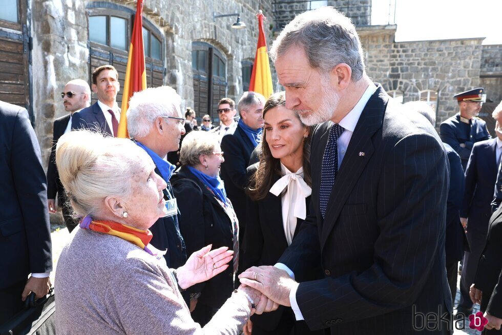 Los Reyes Felipe y Letizia saludan a Dolores Font, hija de una de las víctimas de Mauthausen