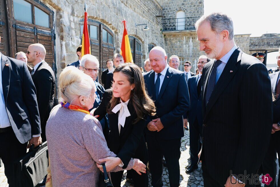 La Reina Letizia, muy atenta con Dolores Font, hija de una de las víctimas de Mauthausen