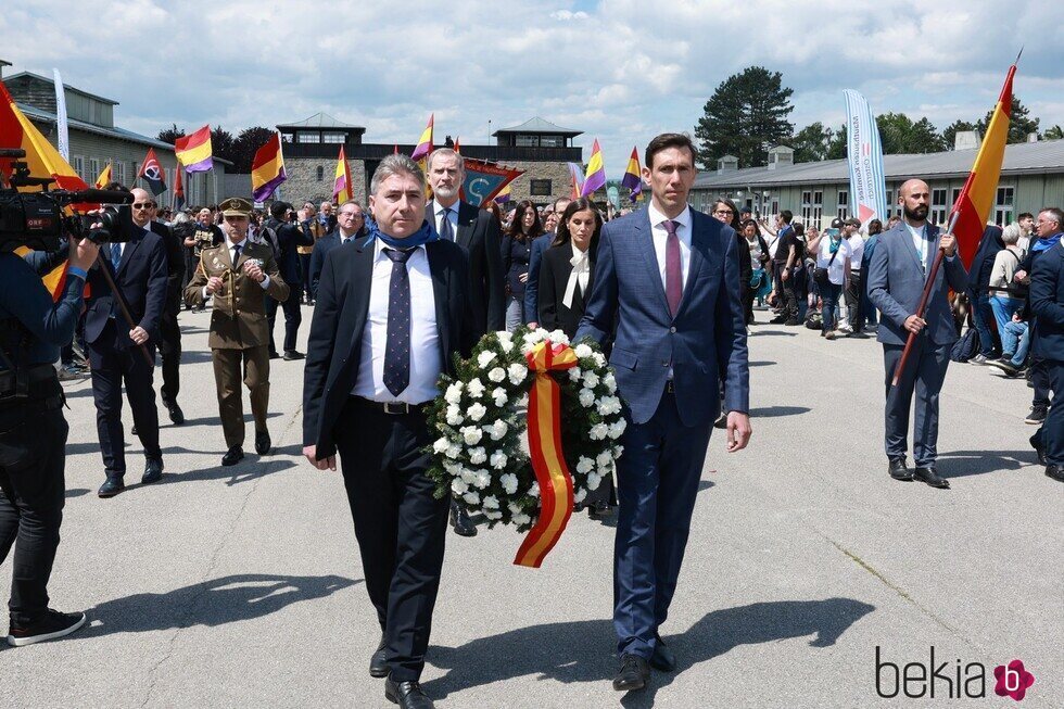 Los Reyes Felipe y Letizia con banderas republicanas detrás en el 80 aniversario de la liberación de Mauthausen