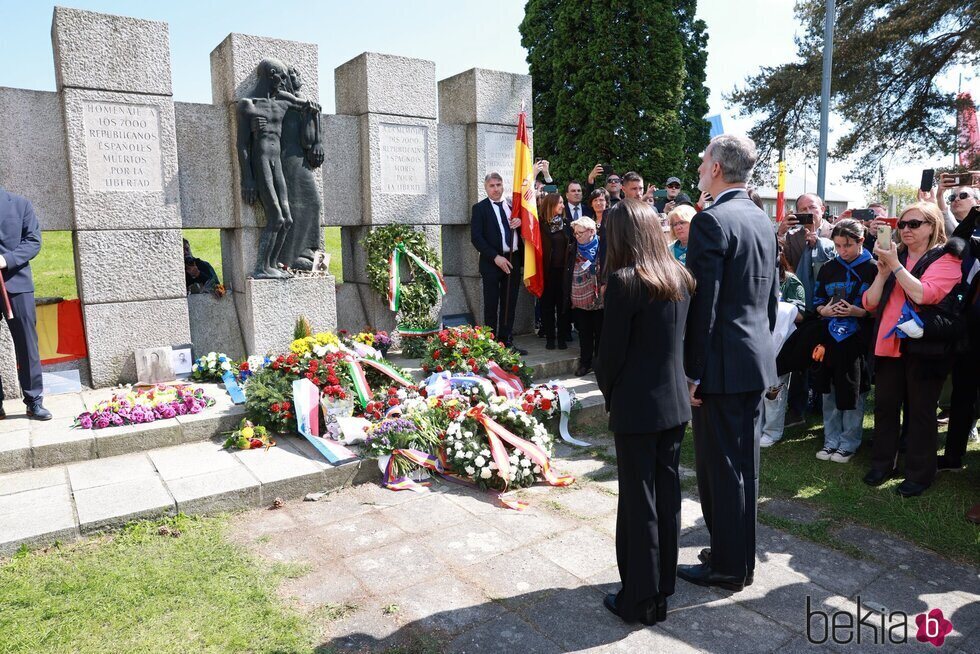 Los Reyes Felipe y Letizia presentando sus respetos en la ofrenda floral a los republicanos españoles en Mauthausen