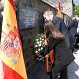 Los Reyes Felipe y Letizia en la ofrenda floral en la placa institucional de España en Mauthausen