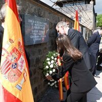 Los Reyes Felipe y Letizia en la ofrenda floral en la placa institucional de España en Mauthausen