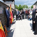 Los Reyes Felipe y Letizia presentan sus respetos ante la placa institucional de España en Mauthausen