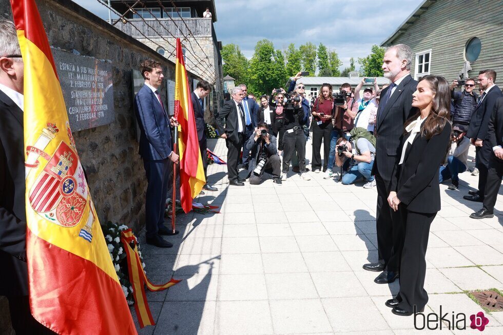 Los Reyes Felipe y Letizia presentan sus respetos ante la placa institucional de España en Mauthausen