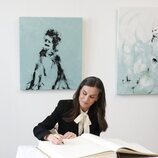 La Reina Letizia firmando en el libro de recuerdo a las víctimas del campo de concentración de Mauthausen