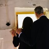 Los Reyes Felipe y Letizia, cómplices y cariñosos en Mauthausen