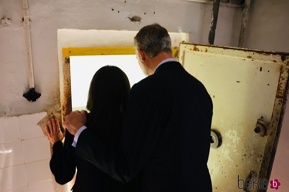 Los Reyes Felipe y Letizia, cómplices y cariñosos en Mauthausen