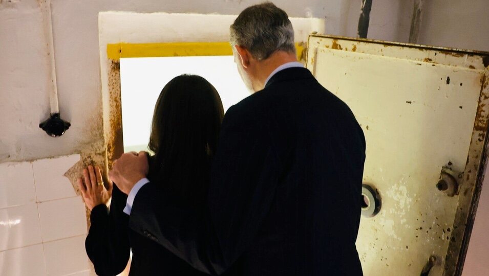Los reyes Felipe y Letizia, cómplices y cariñosos en Mauthausen
