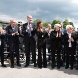 Los Reyes Felipe y Letizia aplauden a una de las víctimas de Mauthausen