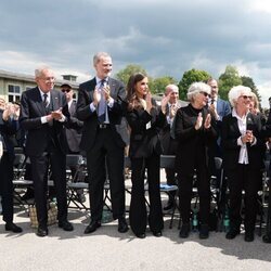 Los Reyes Felipe y Letizia aplauden a una de las víctimas de Mauthausen