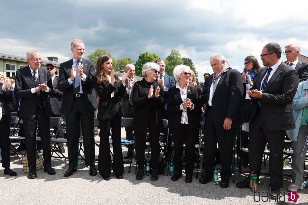 Los Reyes Felipe y Letizia aplauden a una de las víctimas de Mauthausen