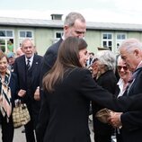 Los Reyes Felipe y Letizia saludan a una de las víctimas de Mauthausen