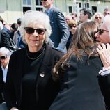 La Reina Letizia abraza a una superviviente del campo de concentración de Mauthausen