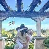 Meghan Markle con sus hijos Archie y Lili agarrados