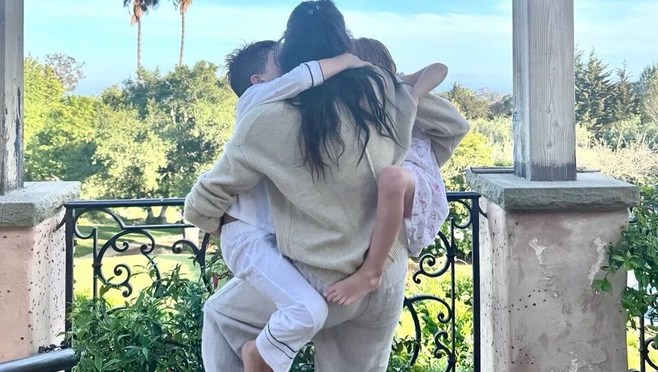 Meghan Markle con sus hijos Archie y Lili agarrados