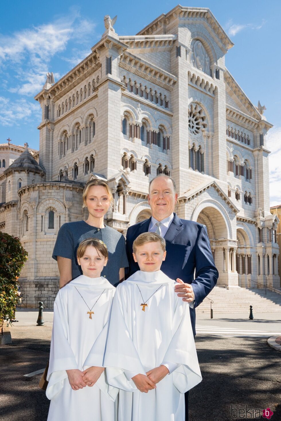 Alberto y Charlene de Mónaco y sus hijos en la Primera Comunión de Jacques y Gabriella de Mónaco