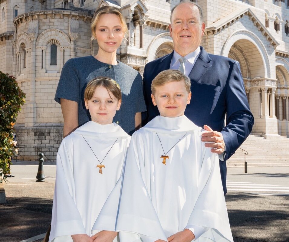 Alberto y Charlene de Mónaco y sus hijos en la Primera Comunión de  Jacques y Gabriella de Mónaco