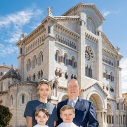 Alberto y Charlene de Mónaco y sus hijos en la Primera Comunión de  Jacques y Gabriella de Mónaco