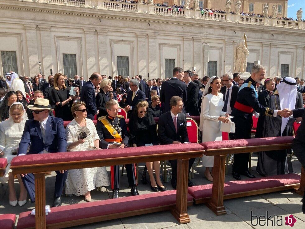 Los Príncipes de Mónaco, los Grandes Duques de Luxemburgo, los Príncipes de Liechtenstein y los Reyes de España en la misa de inicio del Pontificado de Leó