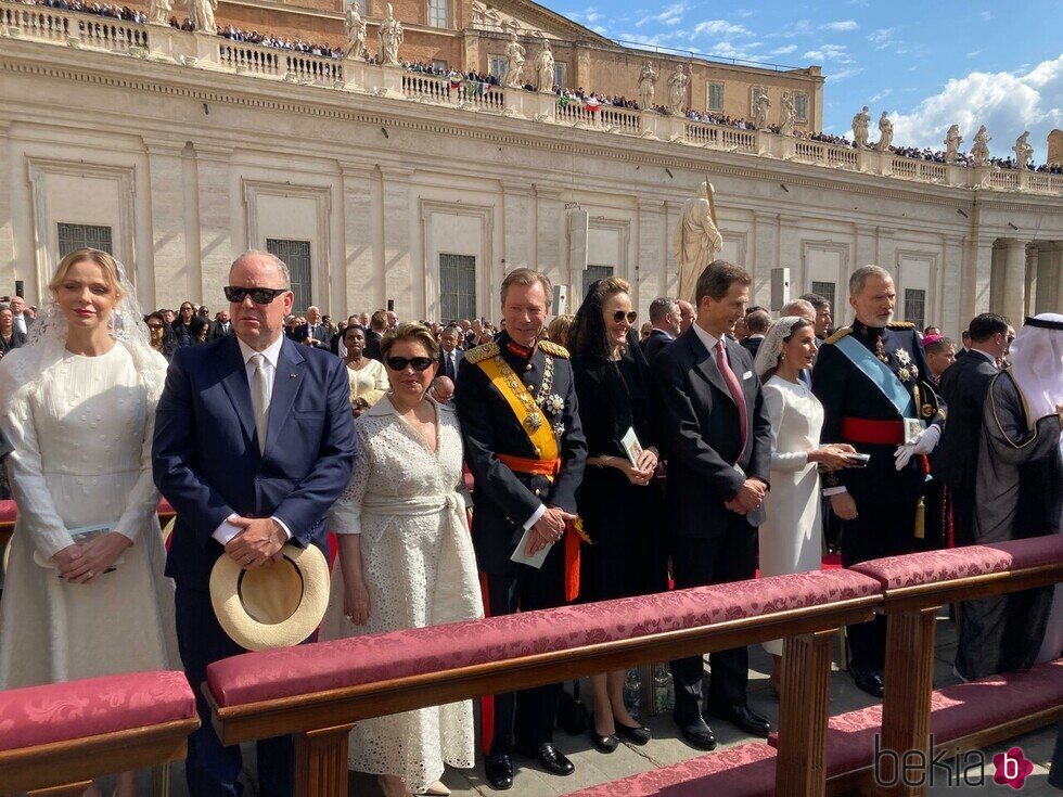 Alberto y Charlene de Mónaco, Enrique y María Teresa de Luxemburgo, Alois y Sophie de Liechtenstein y los Reyes Felipe y Letizia en la misa de inicio del P