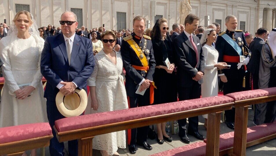 Alberto y Charlene de Monaco, Enrique y María Teresa de Luxemburgo, Alois y Sophie de Liechtenstein y Los Reyes Felipe y Letizia en la masa del inicio de la P