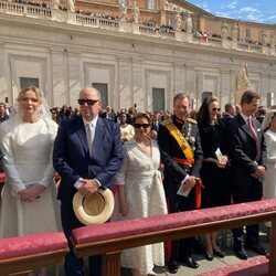 Alberto y Charlene de Mónaco, Enrique y María Teresa de Luxemburgo, Alois y Sophie de Liechtenstein y los Reyes Felipe y Letizia en la misa de inicio del P