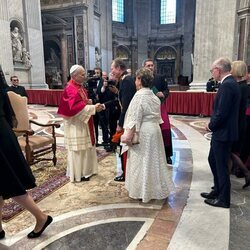 Los Grandes Duques Enrique y María Teresa de Luxemburgo saludan al Papa León XIV tras la misa de inicio del Pontificado de León XIV